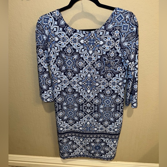 Elegant Blue Patterned Dress - Picture 1 of 10